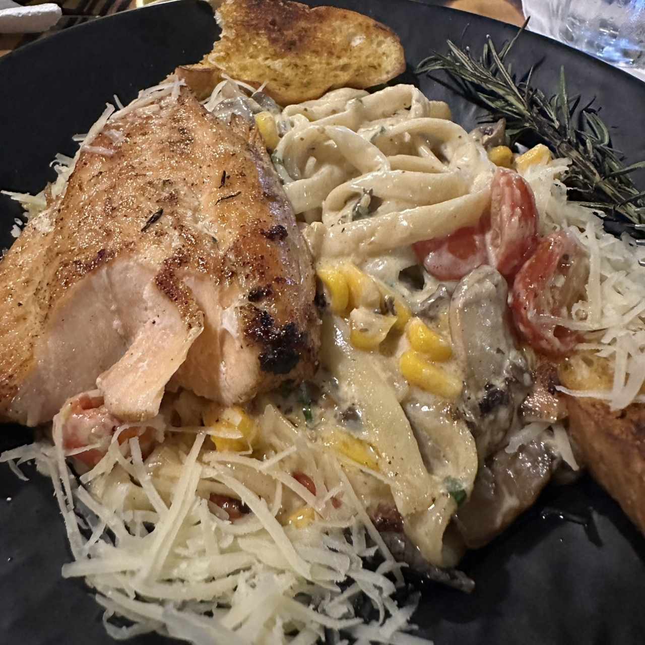 Fettuccine con salmón 