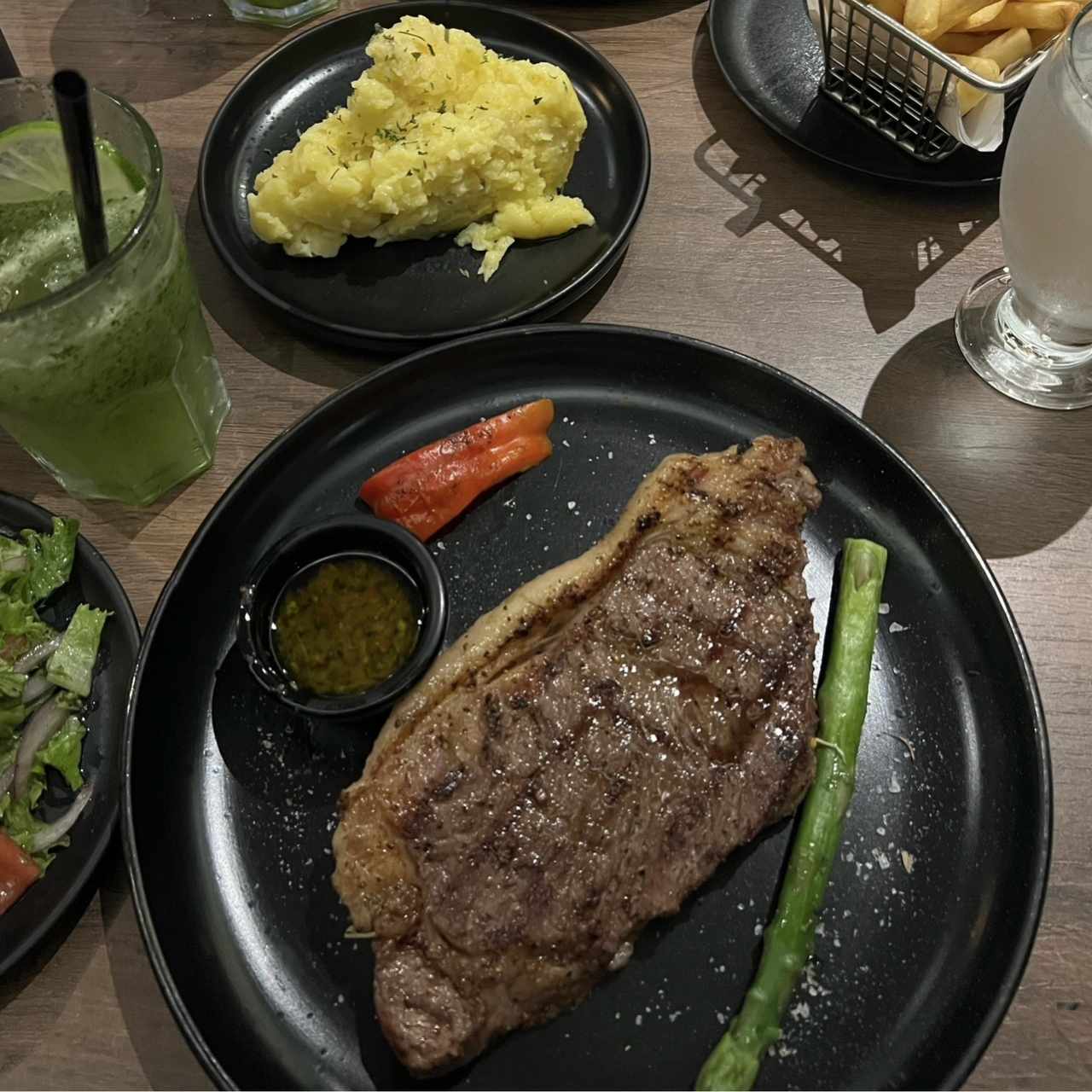 Limonada hierba buena, rib eye 