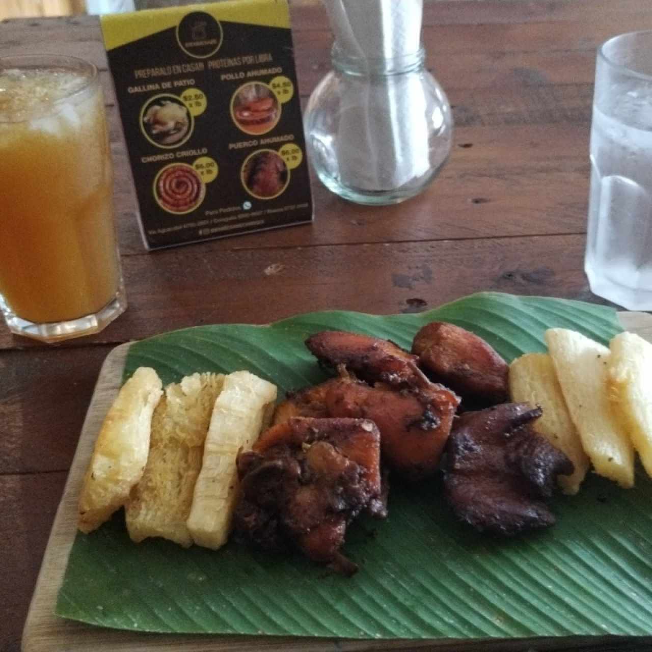 Pollo y puerco ahumados con yuca frita y chicha de limón con raspadura