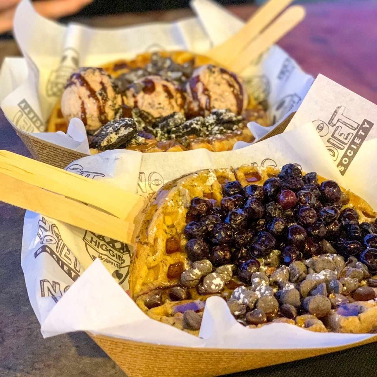 Waffle vegan con choco chips y blueberries