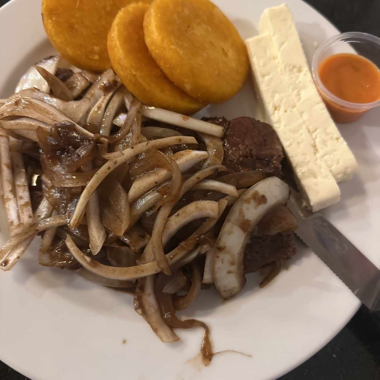 Bistec encebollado con tortilla y queso blanco 