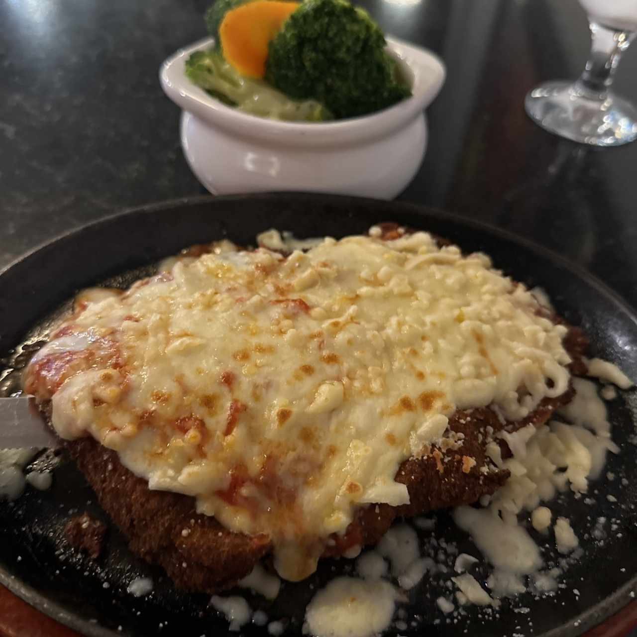 Milanesa de res con vegetales salteados 