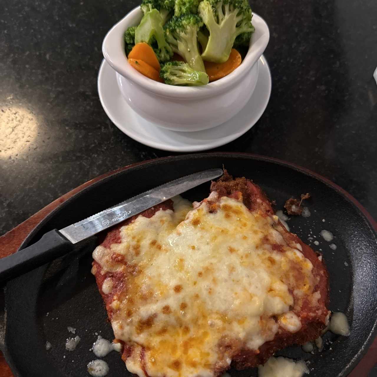 Milanesa de res con vegetales salteados 