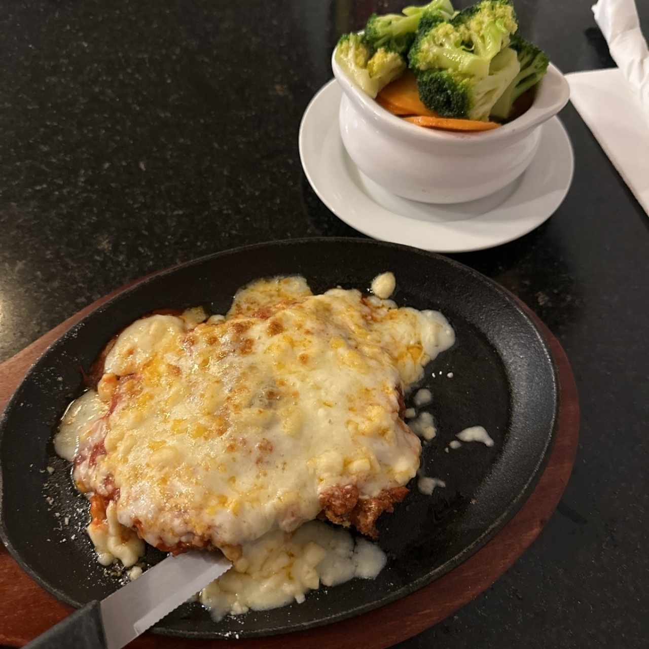 Milanesa de res a la parmesana con vegetales salteados 