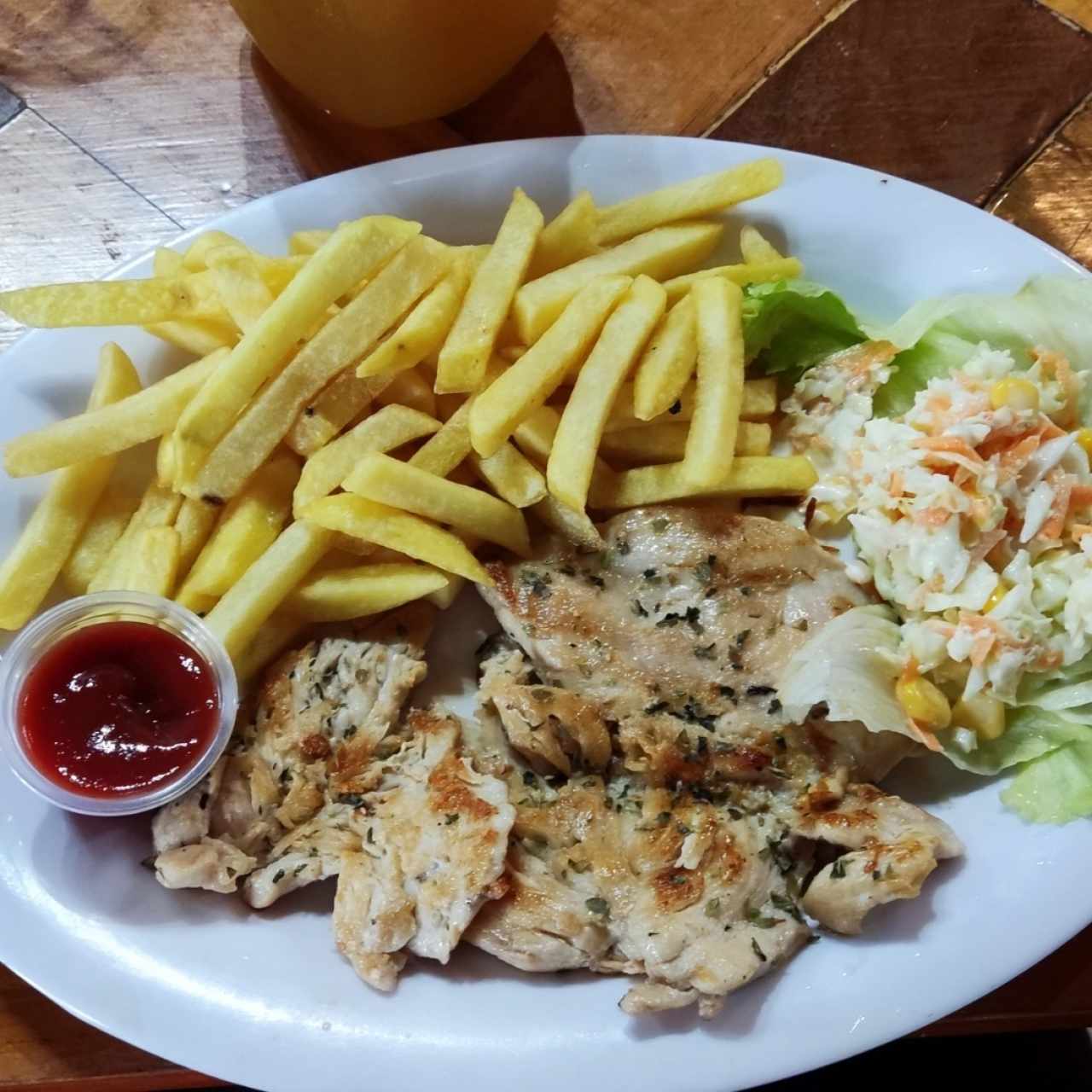 Filete de pollo a la plancha con papas fritas