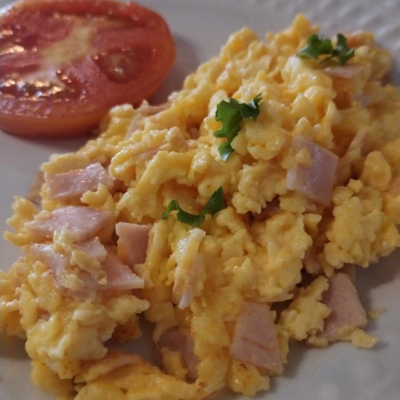 Huevos revueltos con jamón y queso 