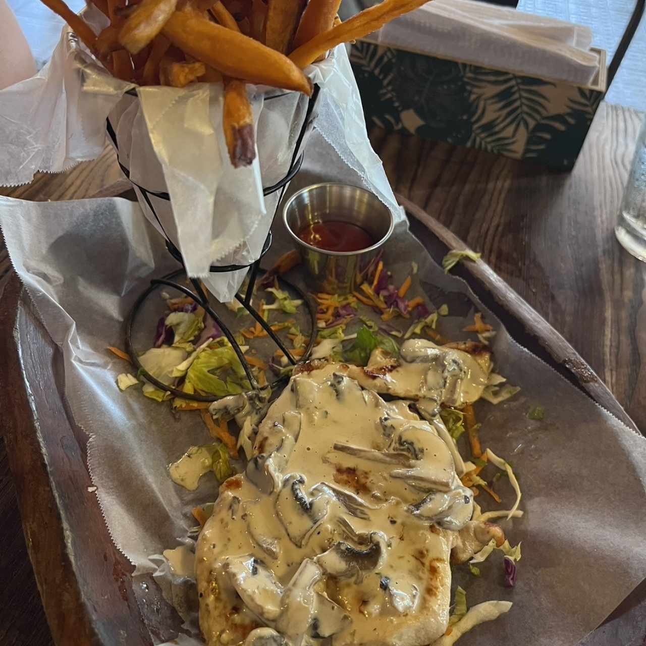 Pechuga de pollo con salsa de hongos y camote 