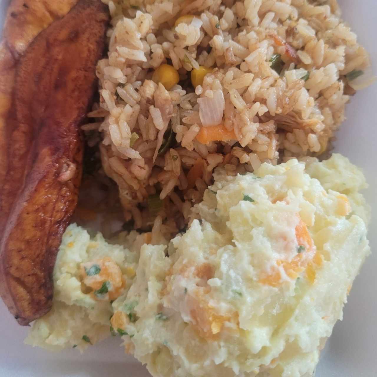 arroz con pollo y ensalada de papa