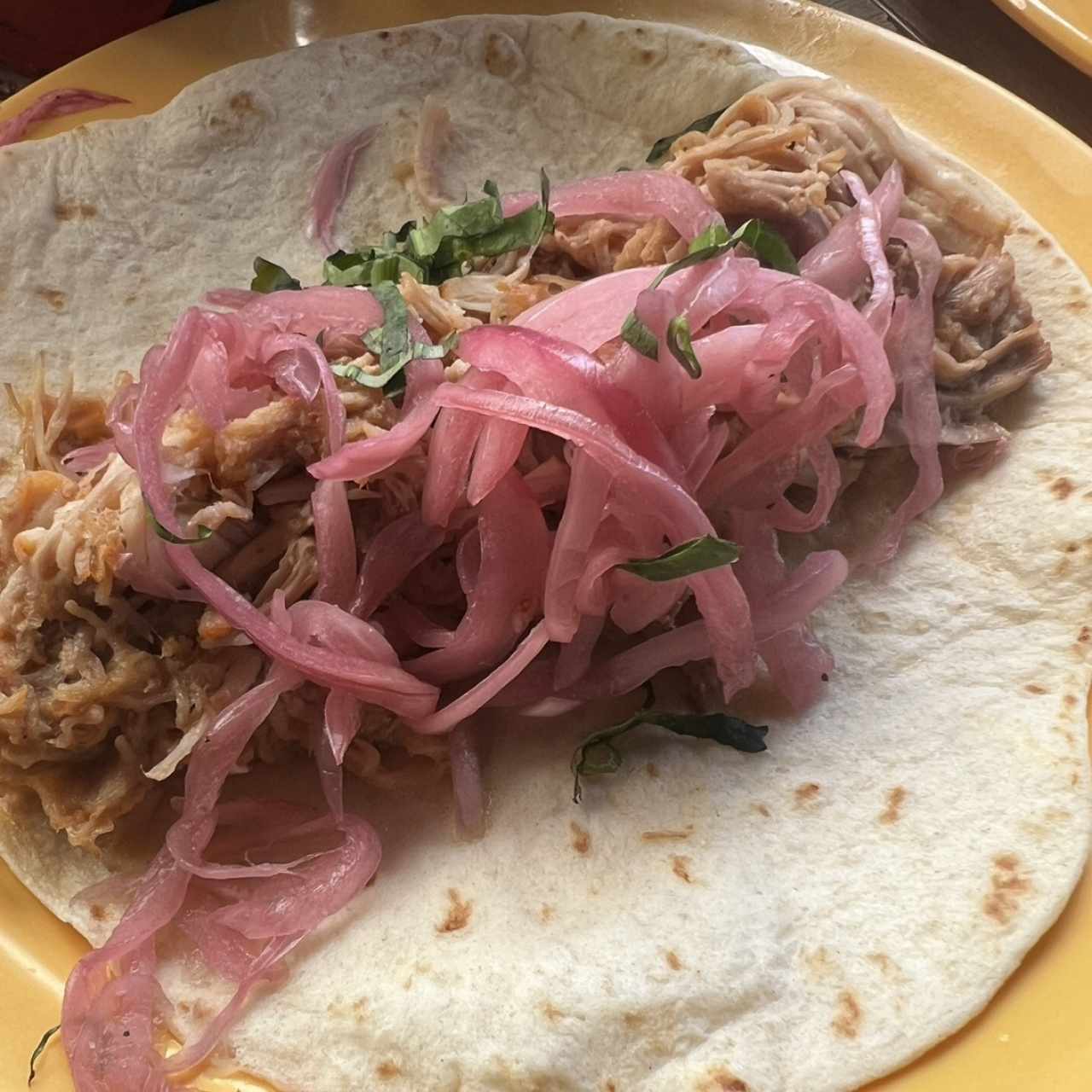 Taco de Carnitas de Cerdo con Cebolla encurtida y Cilantro