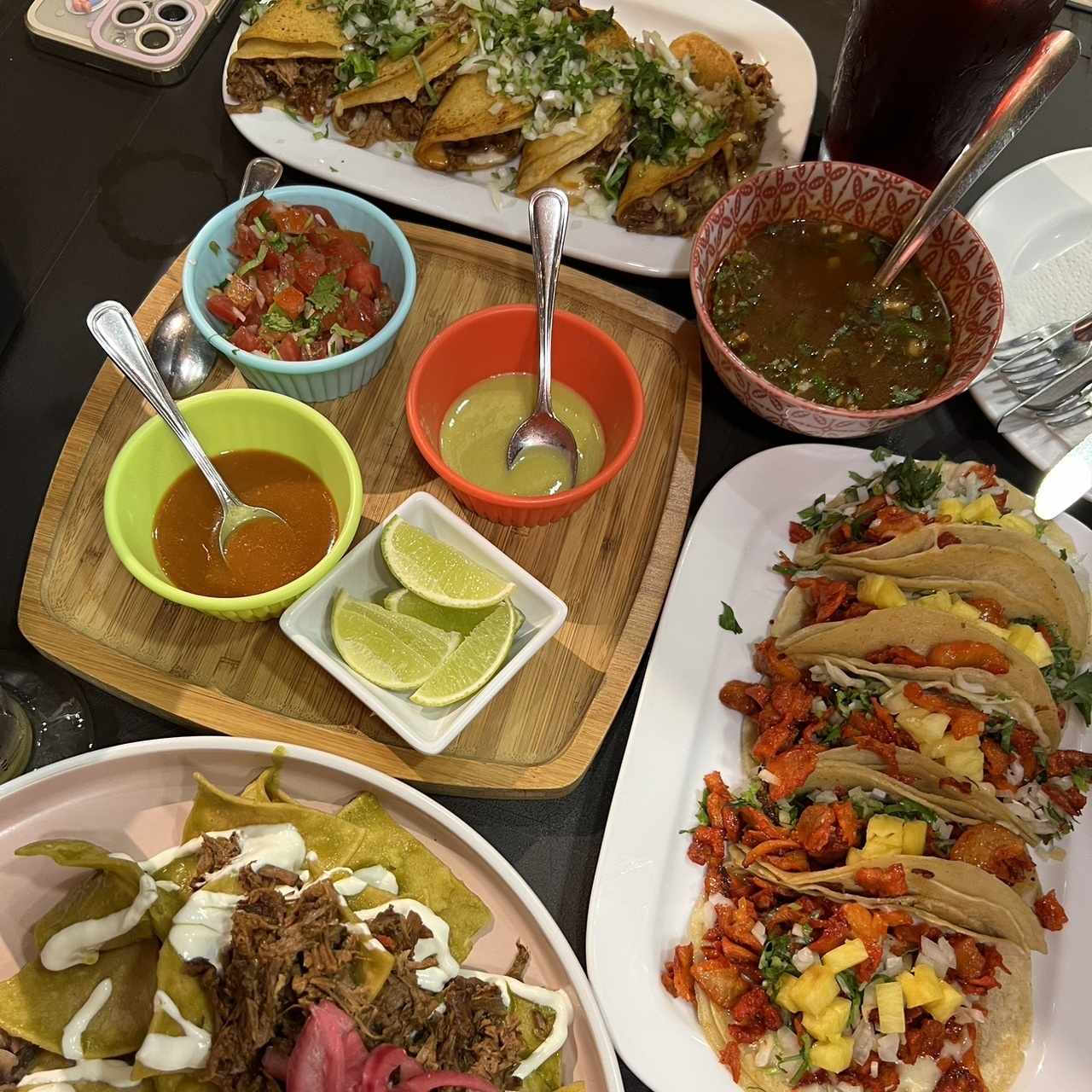 Tacos de birria, tacos al pastor y chilaquiles
