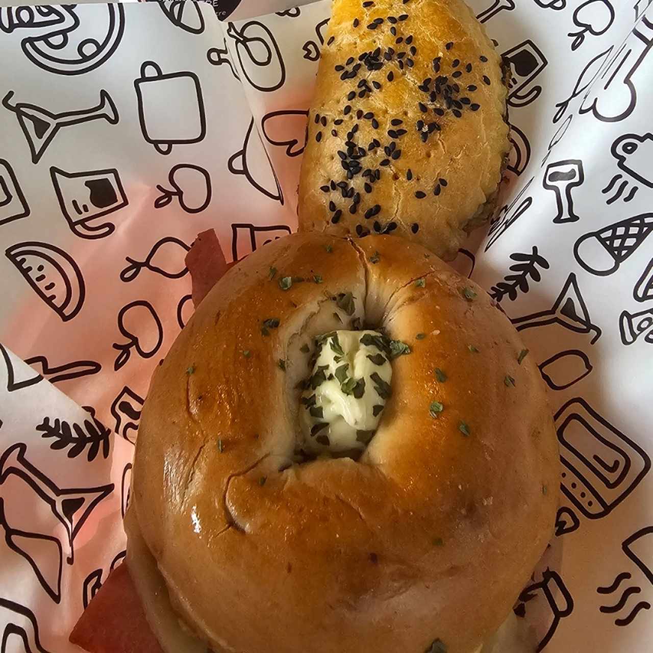 Bagel luna + empanada de pollo