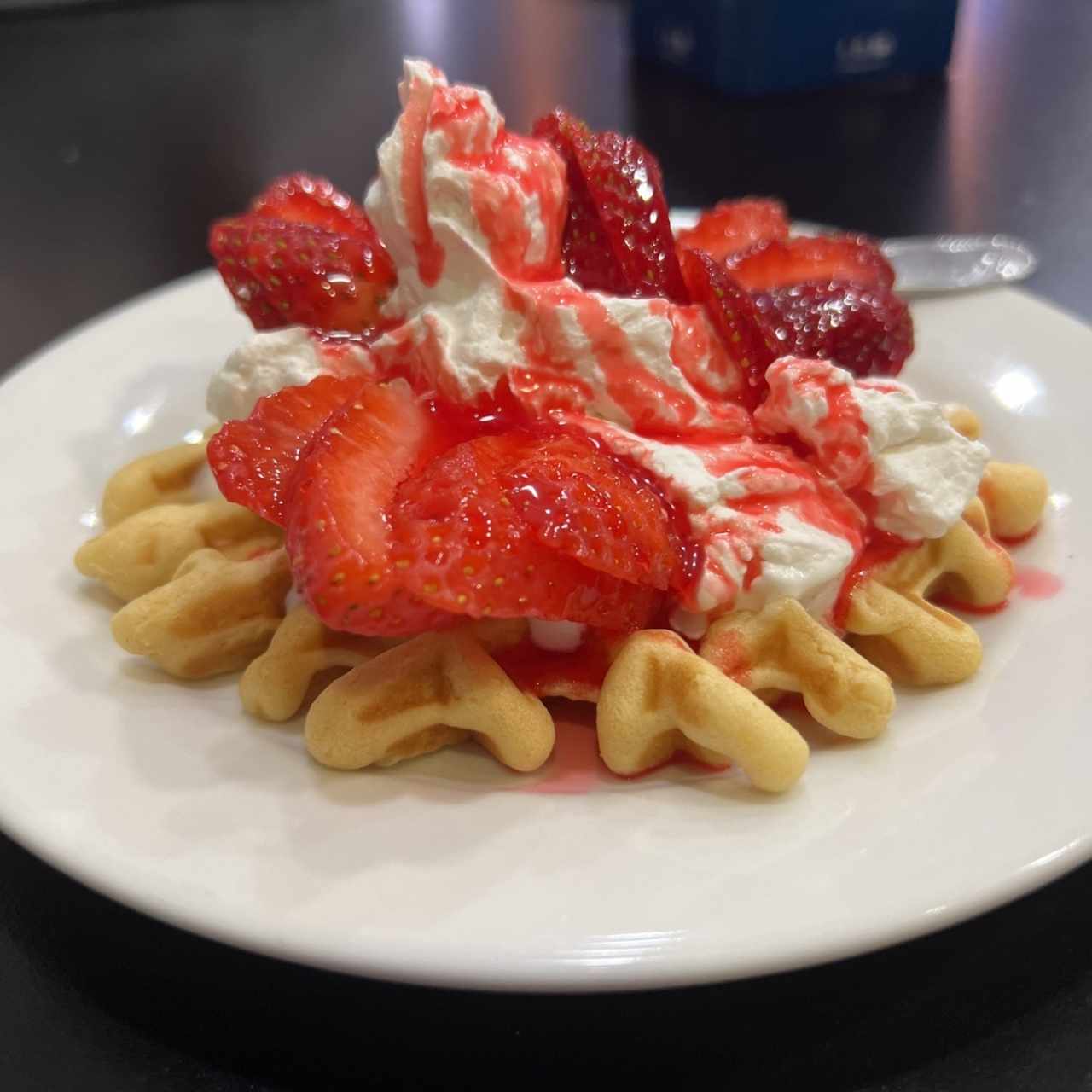 Waffel caliente con fresas 