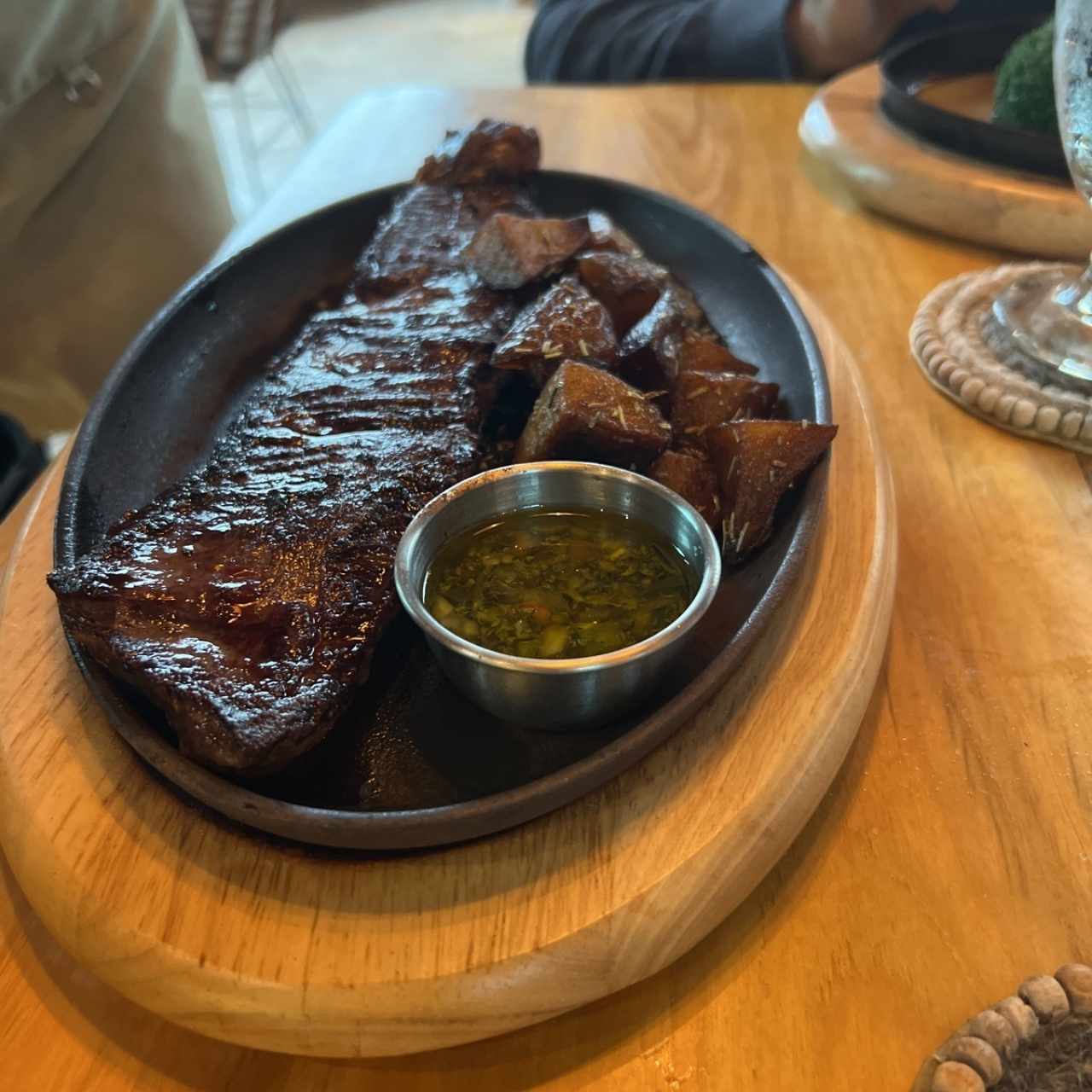 Entraña al Chimichurri con Papines al Romero