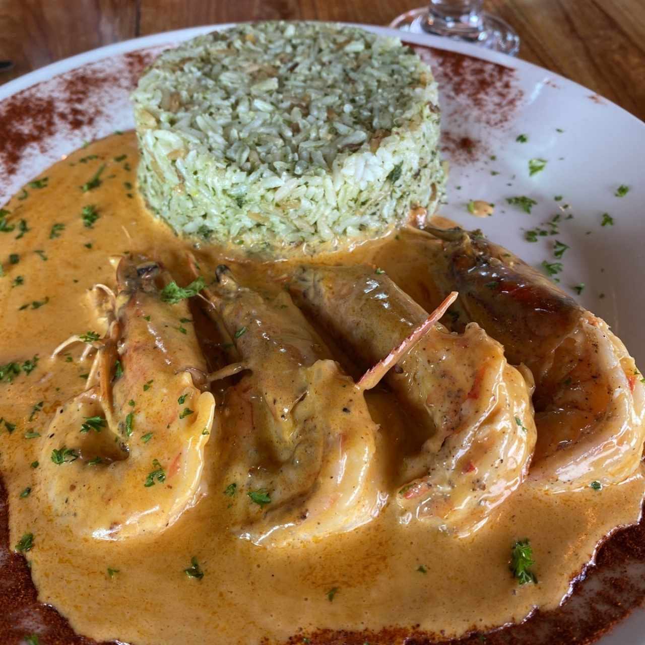 Langostinos al Coco y Sriracha con Arroz verde