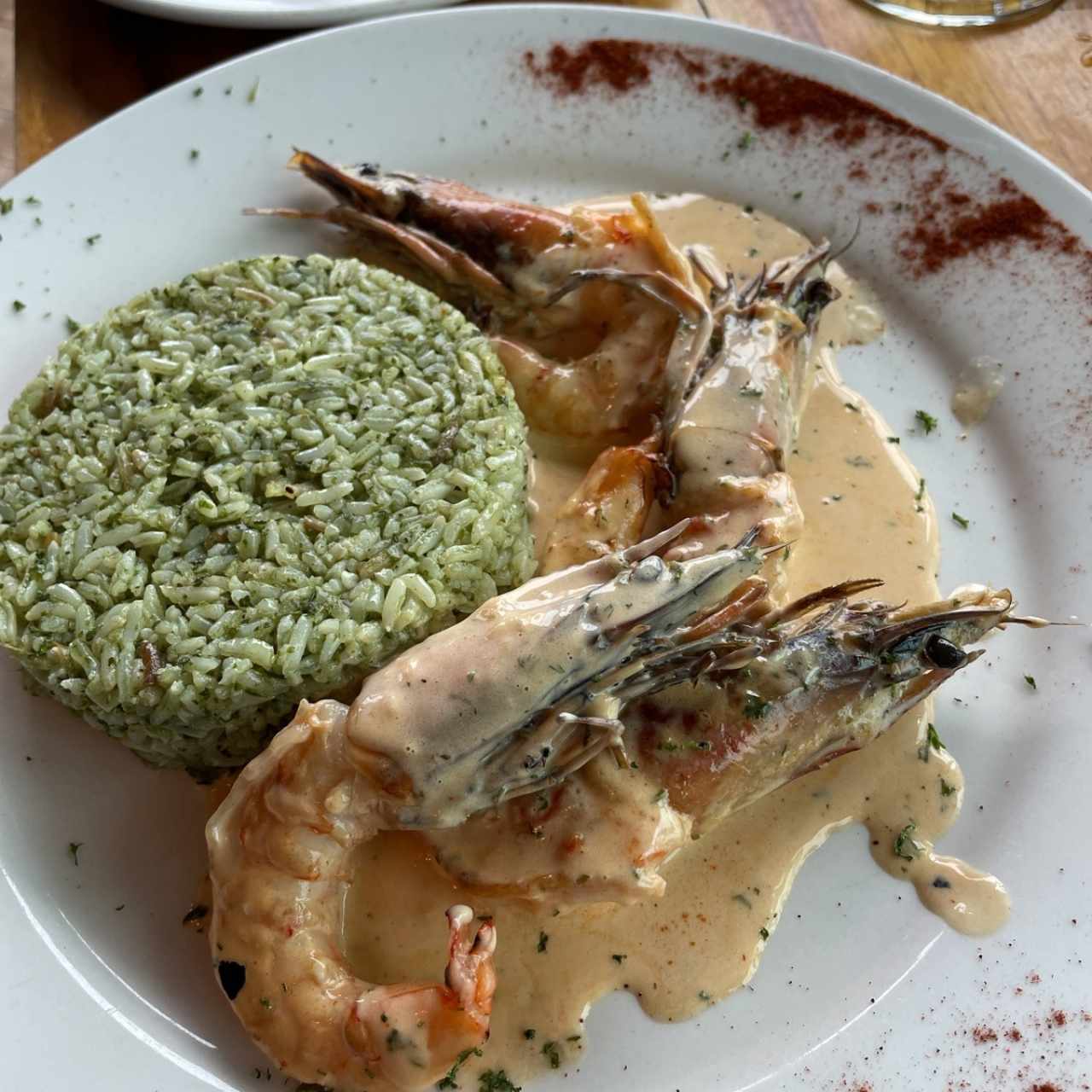 Langostinos al Coco y Sriracha con Arroz verde