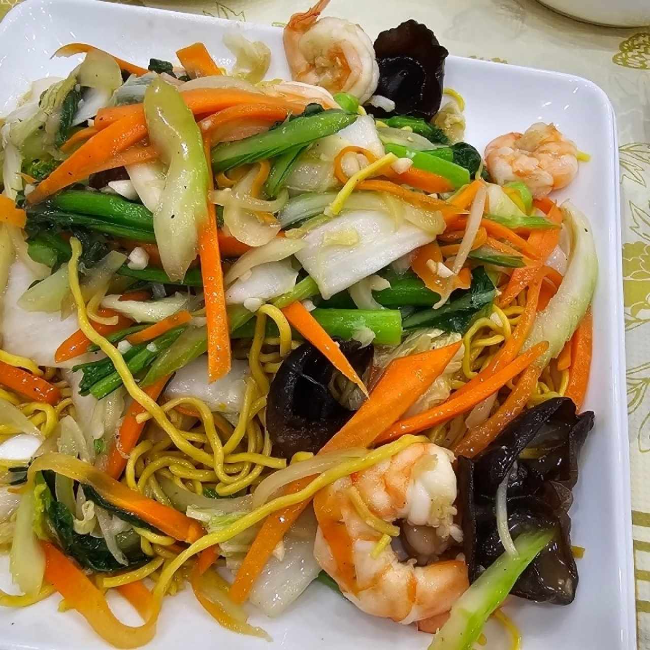 Chow mein de camarones 