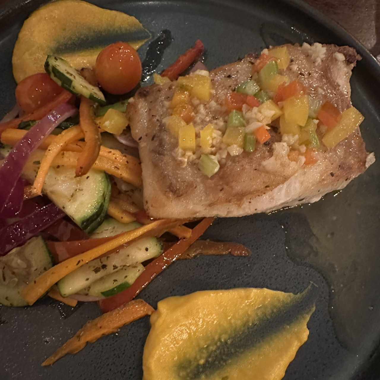 Filete de corvina al ajillo con vegetales 