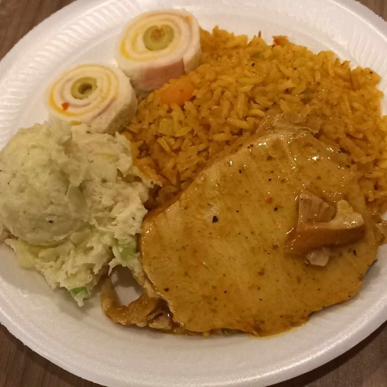 Arroz con pollo, ensalada de papa, rollitos, pernil