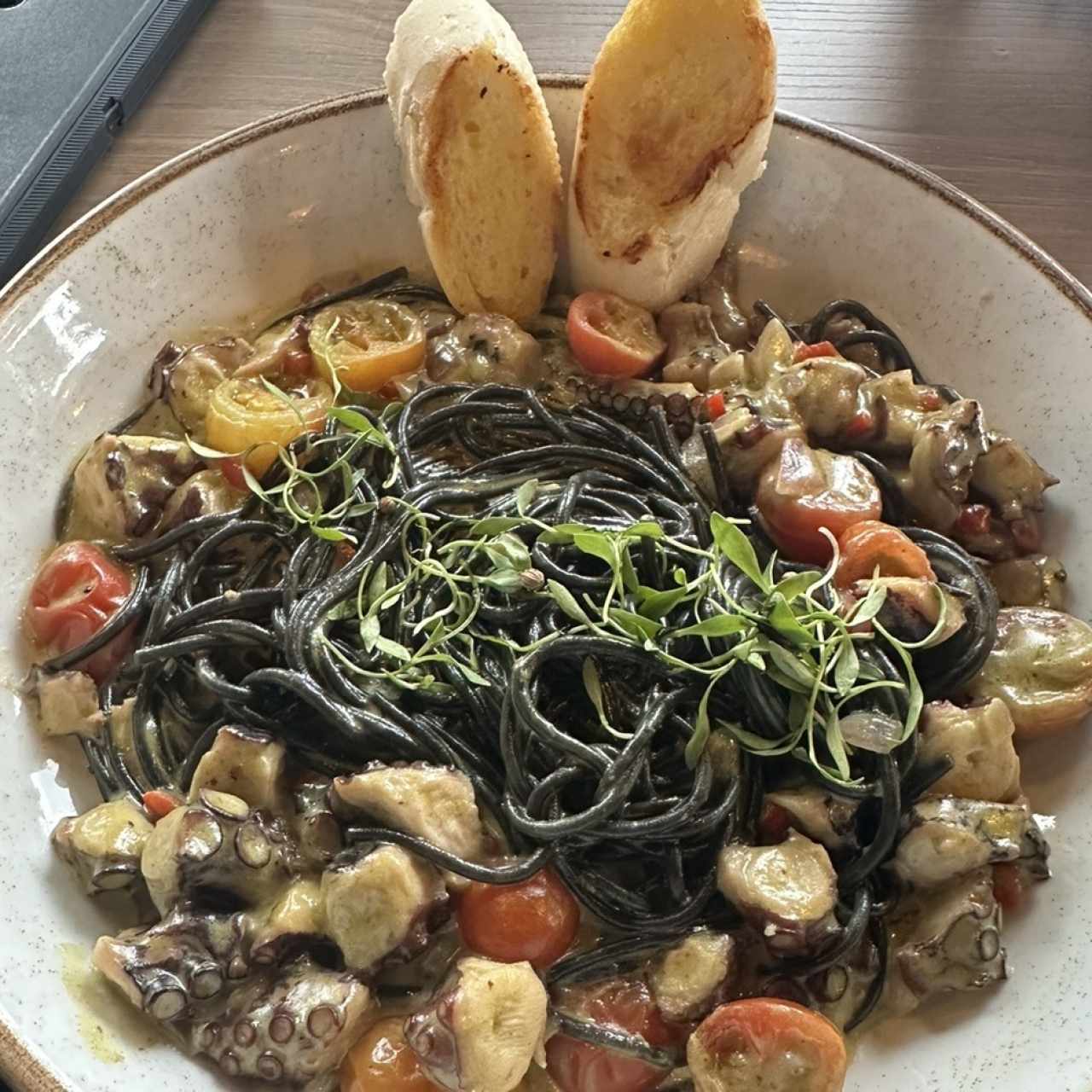 Pasta Negra con pulpo en salsa de curry y coco 