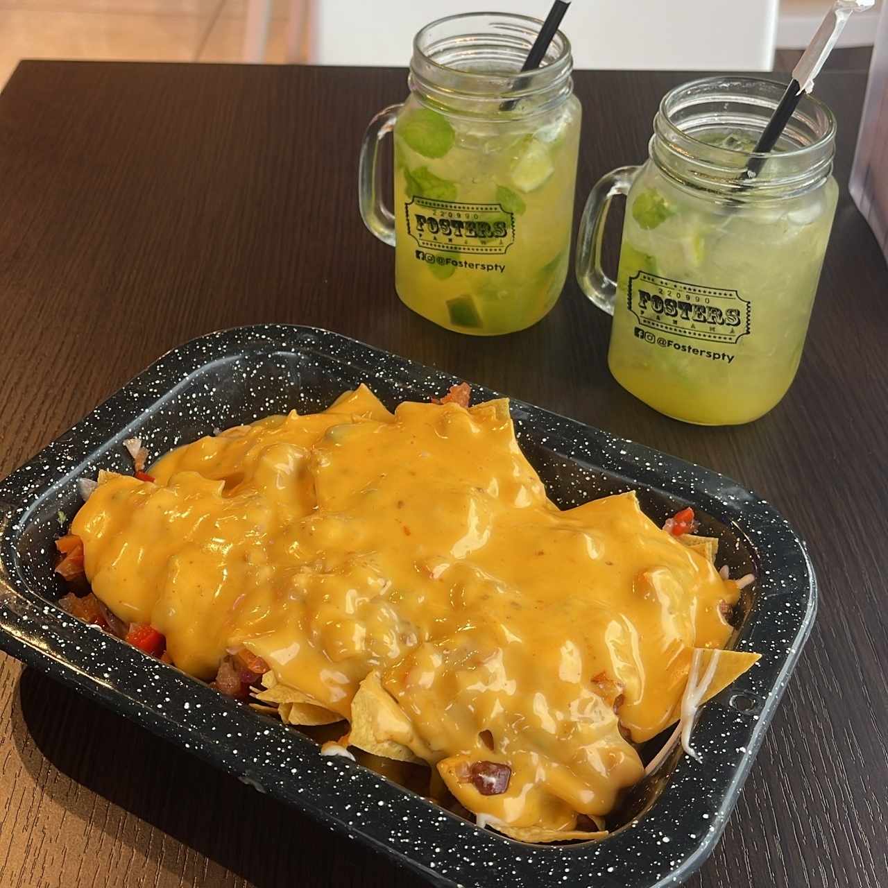 Nachos con mojitos de mango y maracuyá