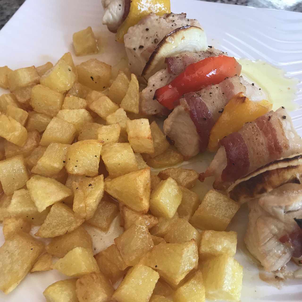 Brocheta de Suprema de Pollo con Tocino, Papas Salteadas