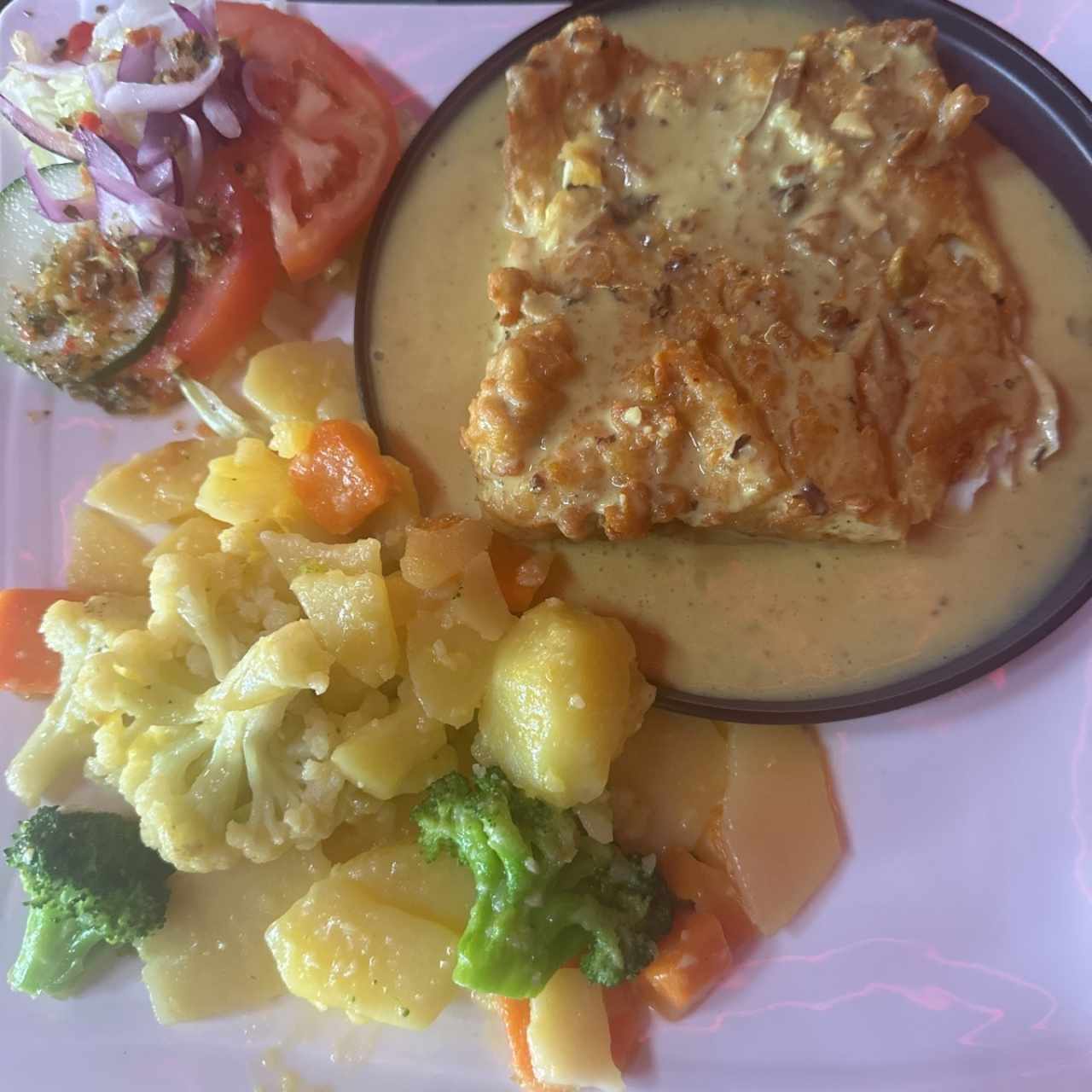 Filete de corvina en salsa caribeña con vegetales salteados 