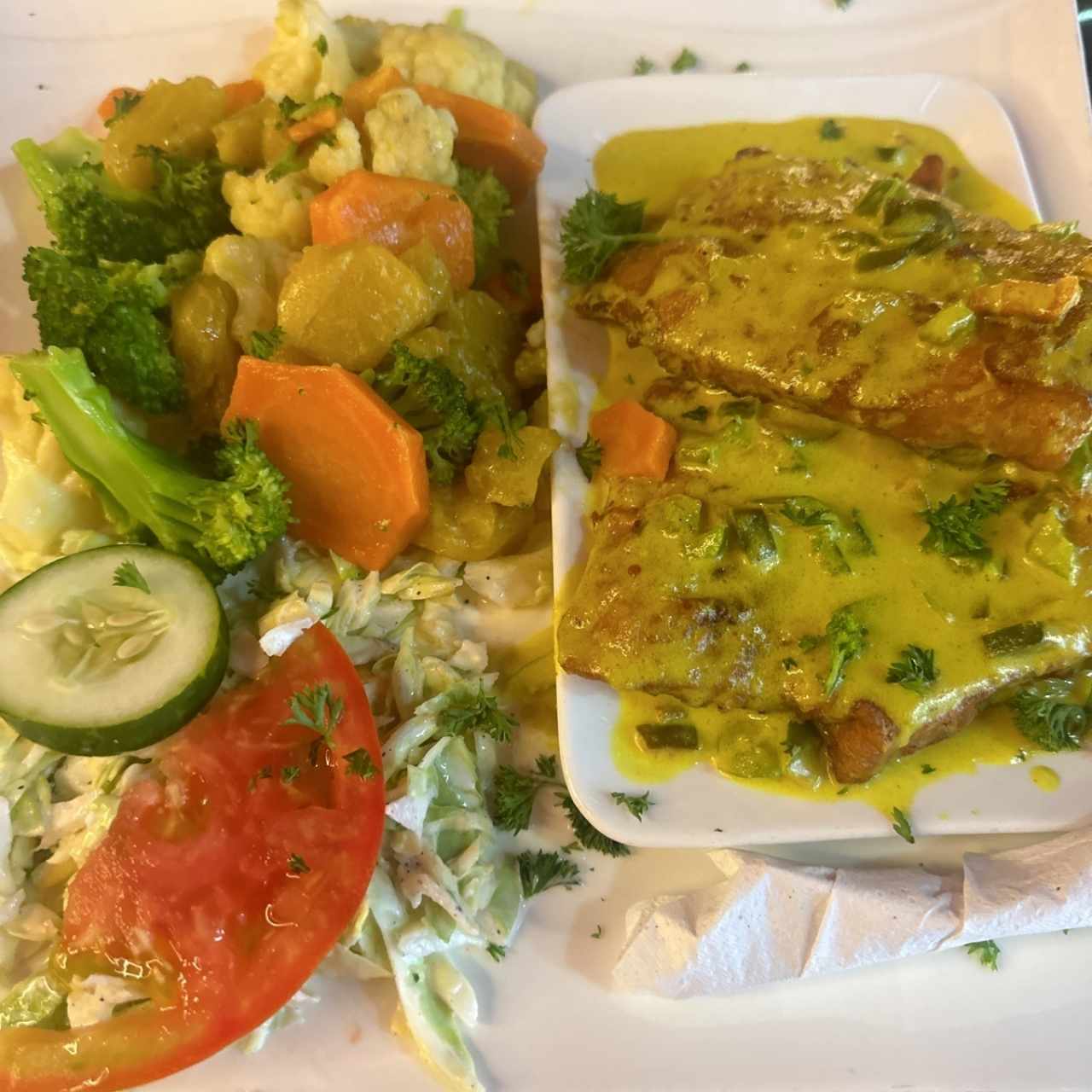 Filete de corvina a lo Caribeño con vegetales salteados 