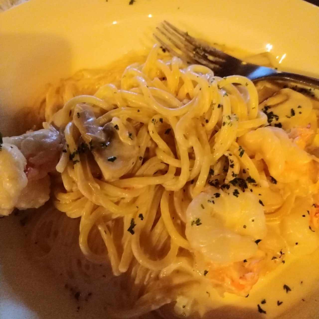 Spagueti con langostino en salsa  blanca con hongos. 