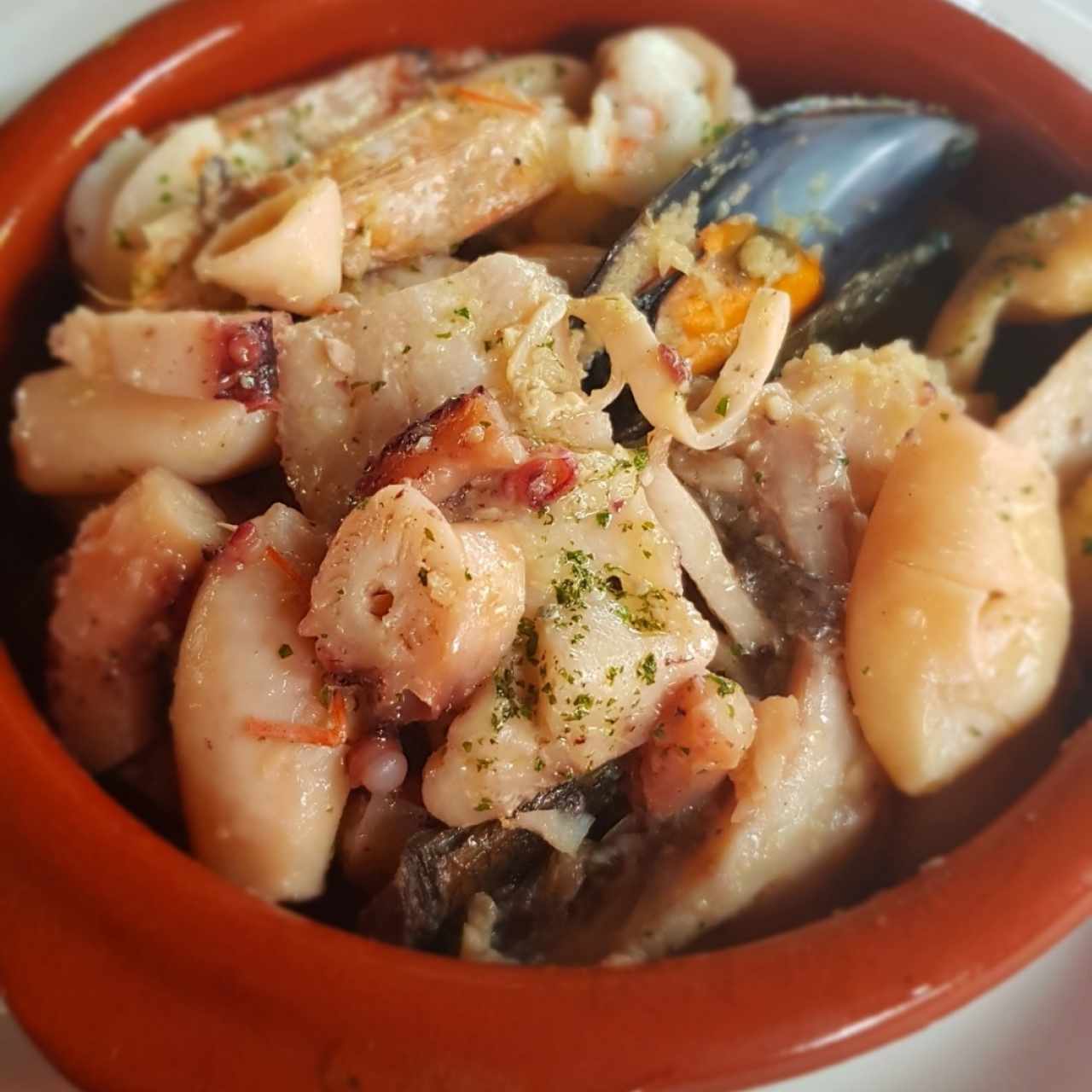 Cazuela mixta de mariscos al ajillo 