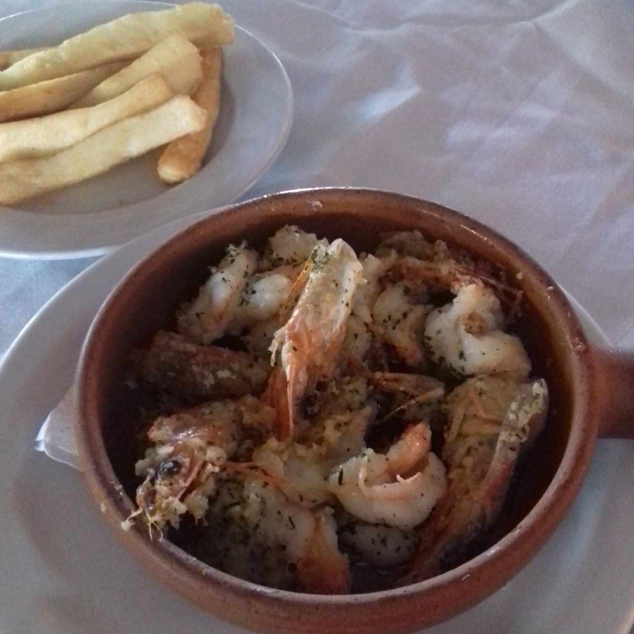 Langostinos al Ajillo con yuca frita 