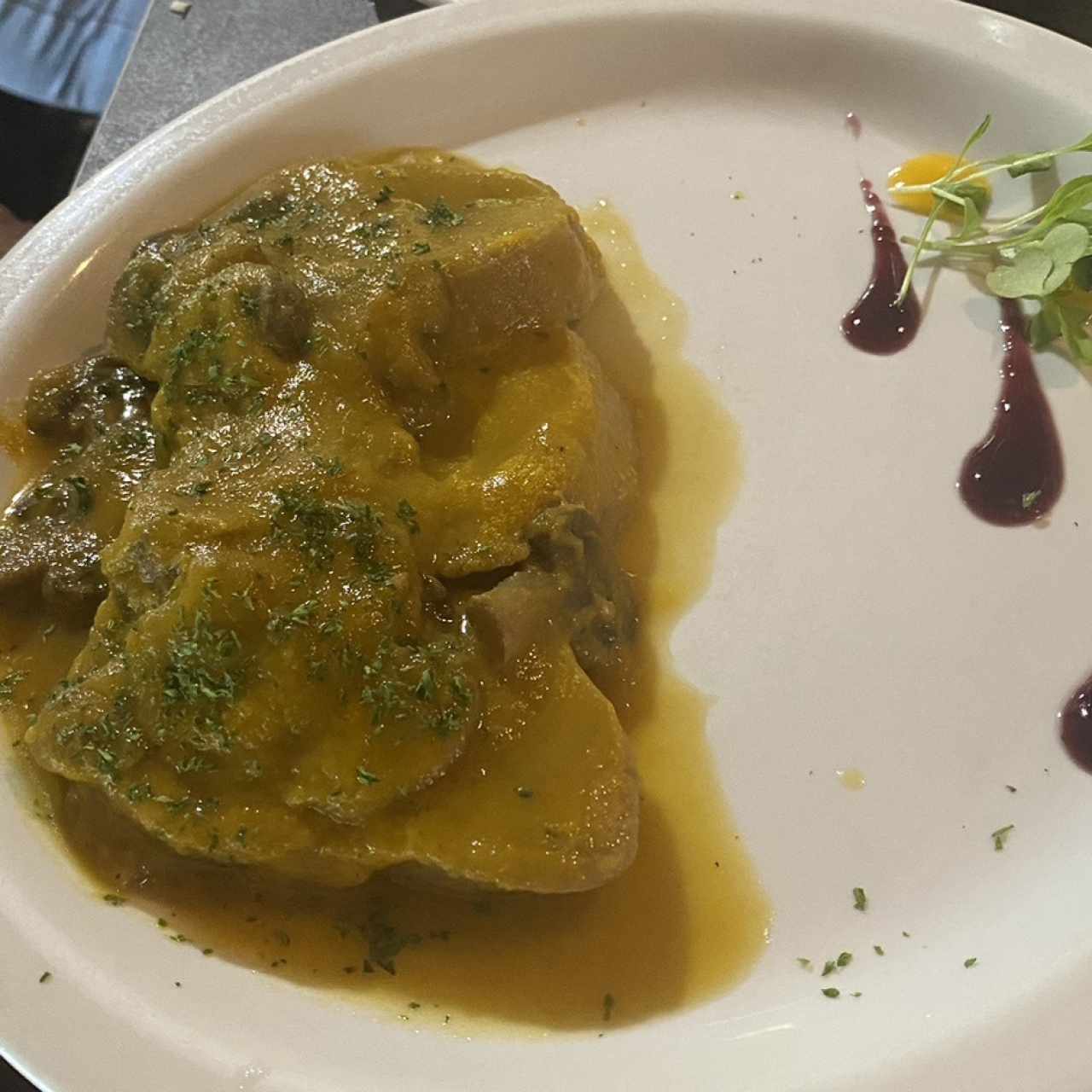 Lengua de Res en Salsa de mostaza con Champiñones