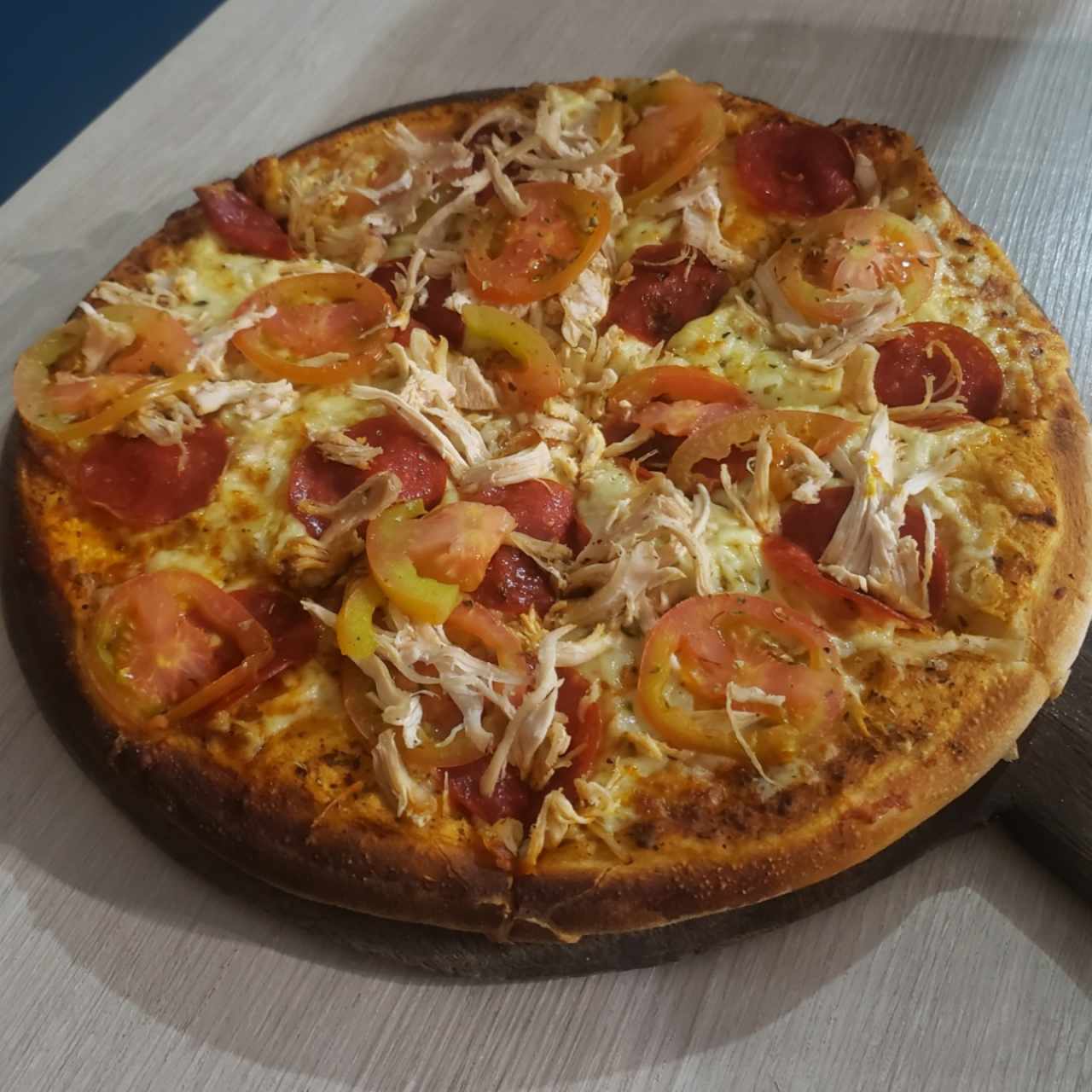 Pizza de Pollo + tomate + peperoni