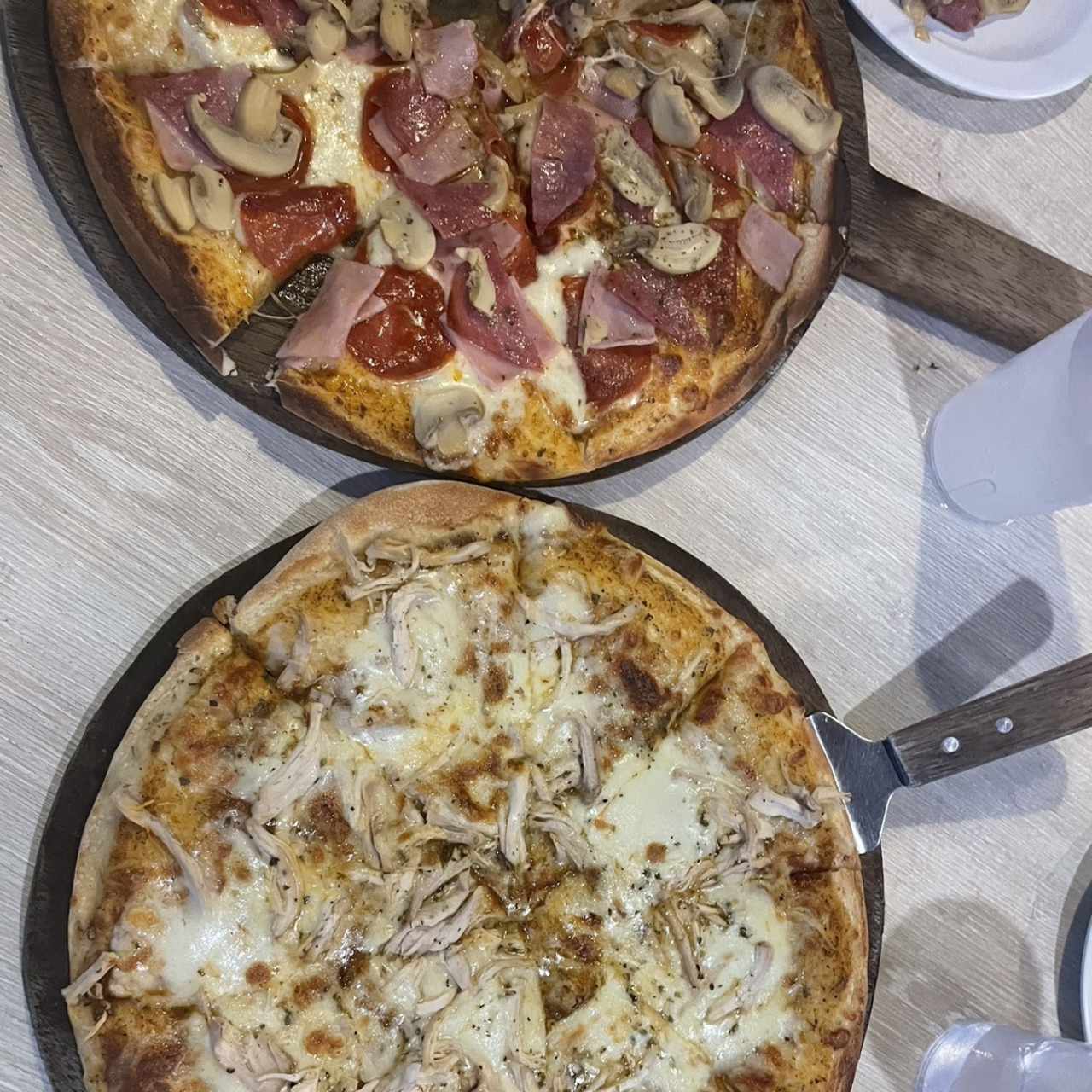 Pizza de pollo y pizza Pinochios