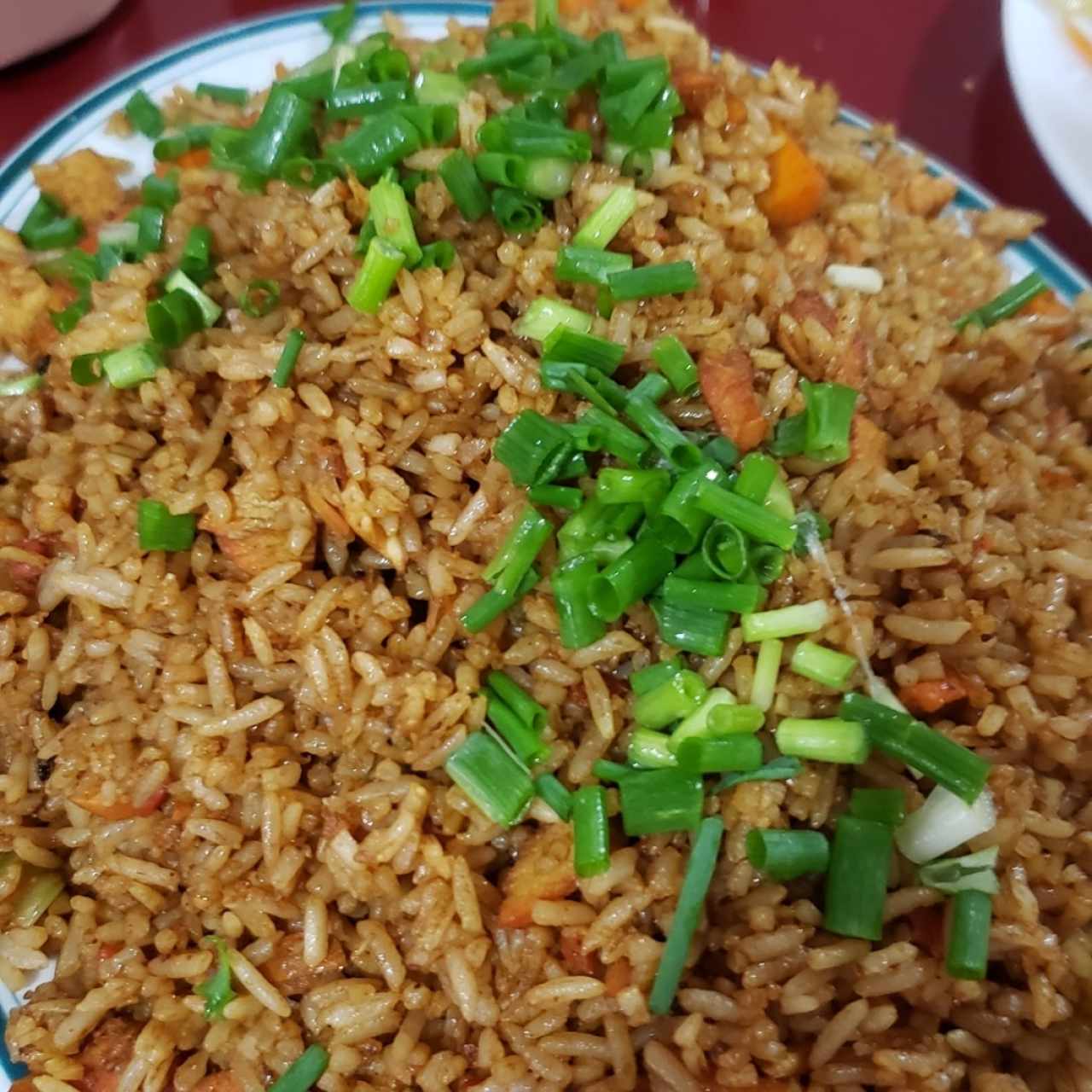 Arroz frito con pollo