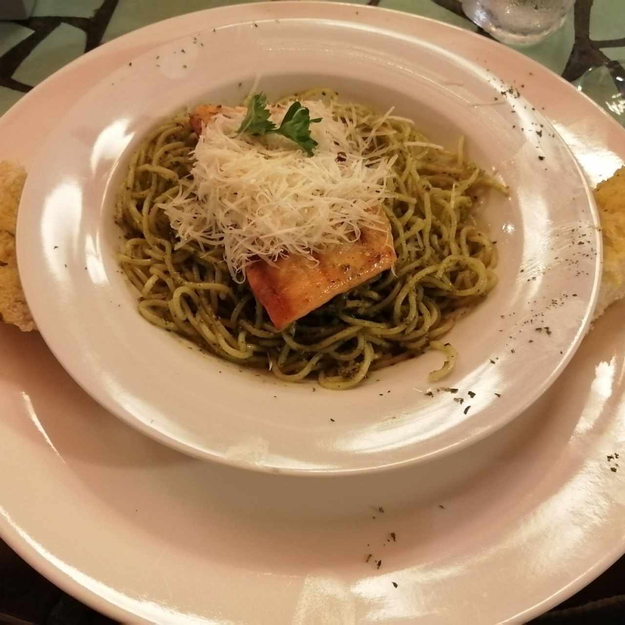 Spaghetti al pesto con salmón 
