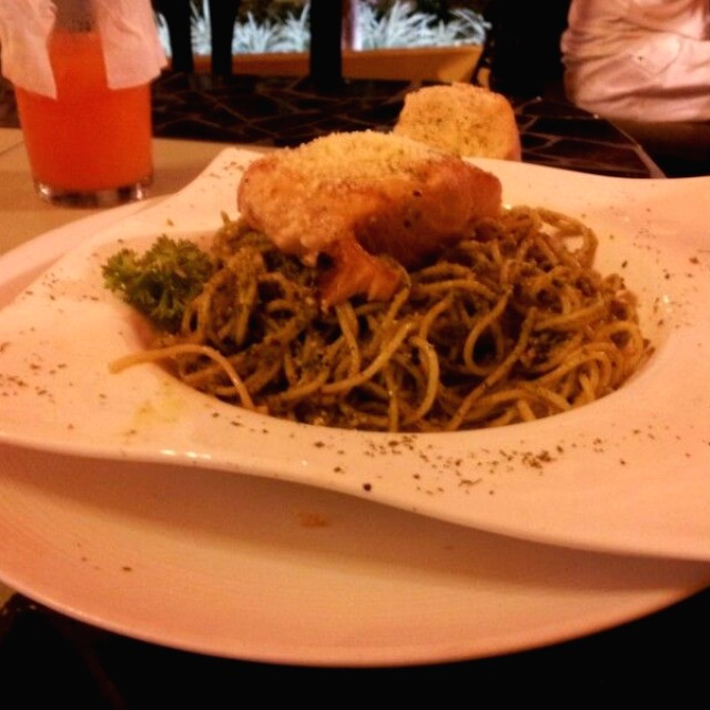 Spaghetti al pesto con salmón