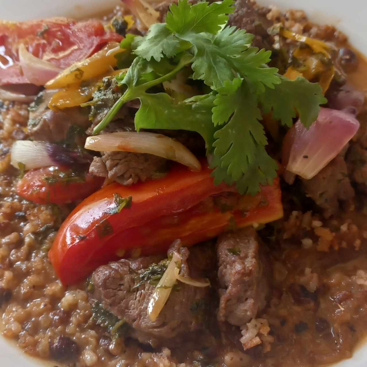Tacu-tacu estilo panameño con arroz chiricano y vegetales saltados