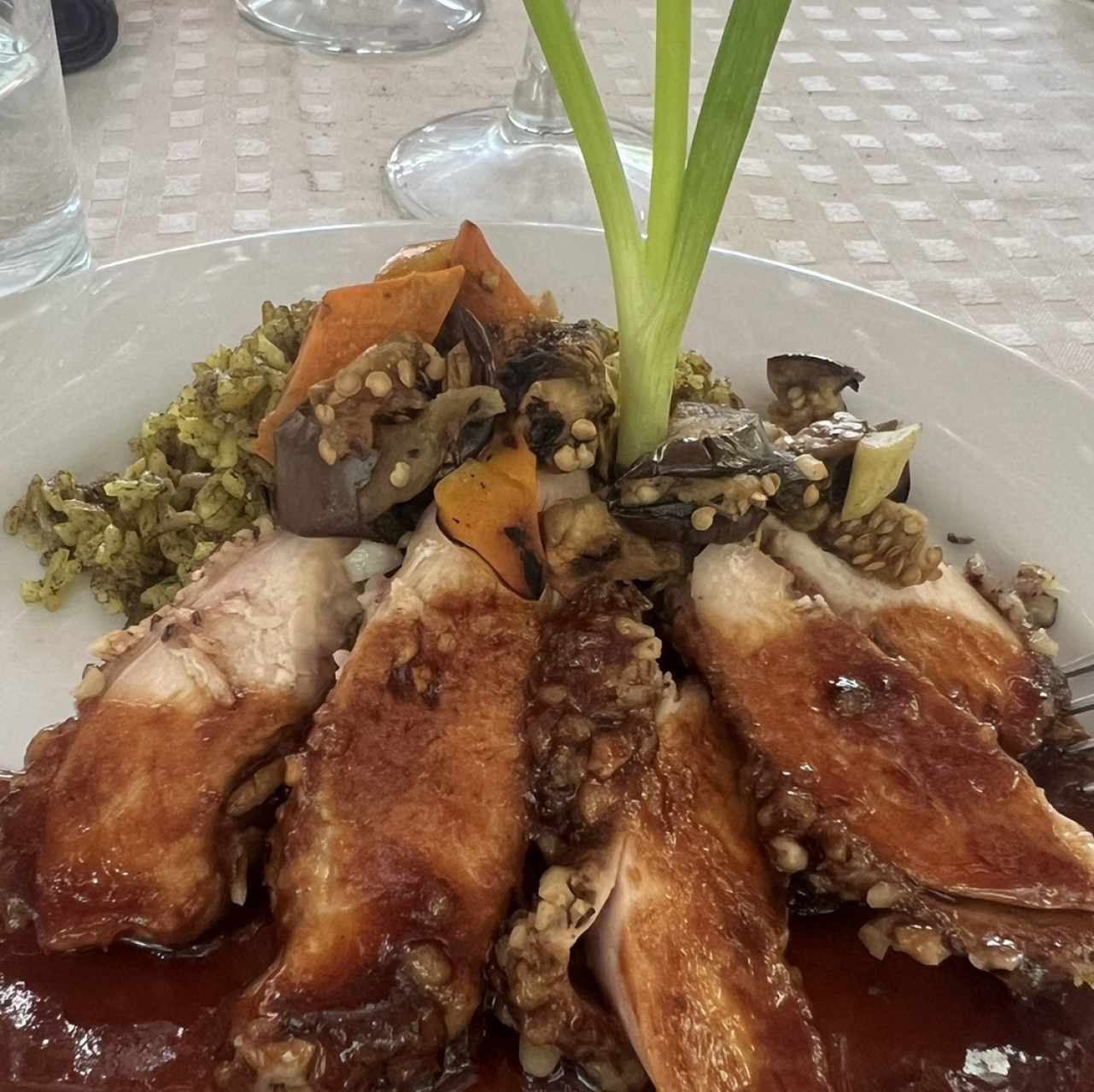 Pechuga de Pollo Con nueces,arroz verde y salsa de Tamarindo