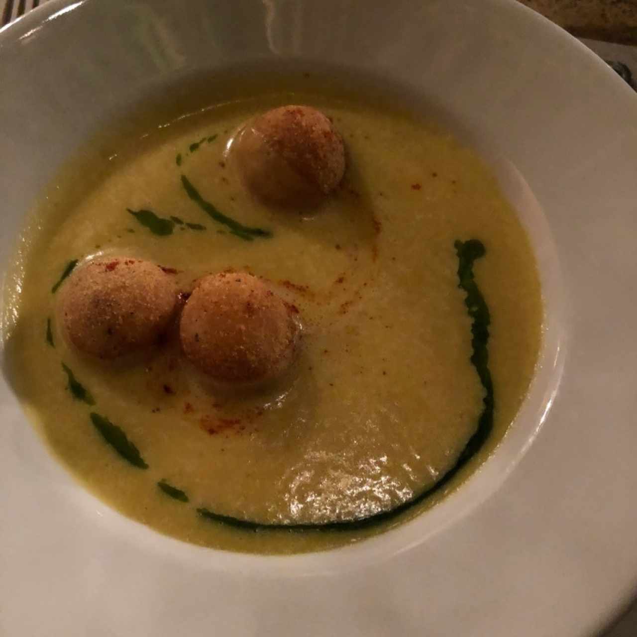 crema de vegetales con croquetas de yuca