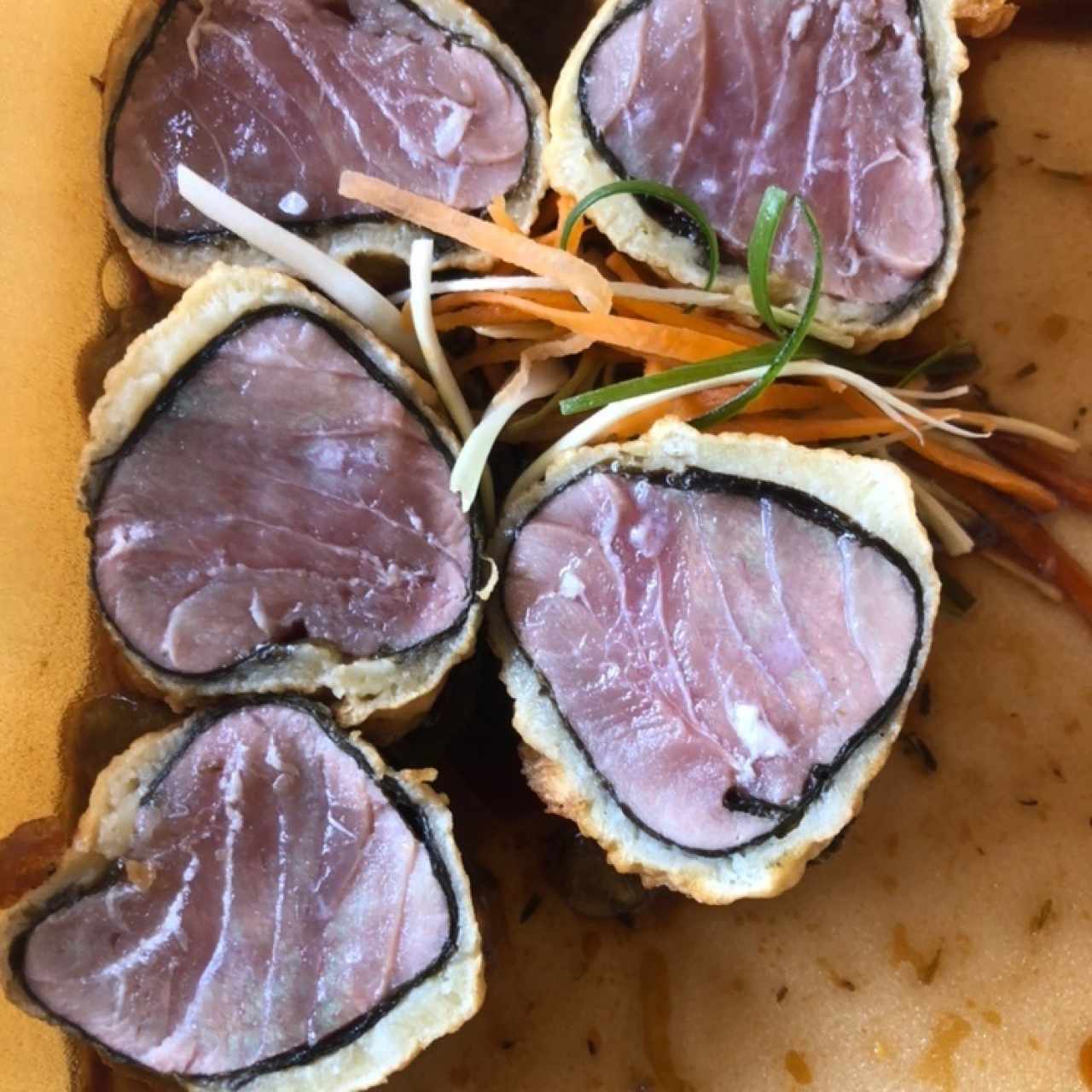 Enrrollado de atún fresco con algas y costra de tempura