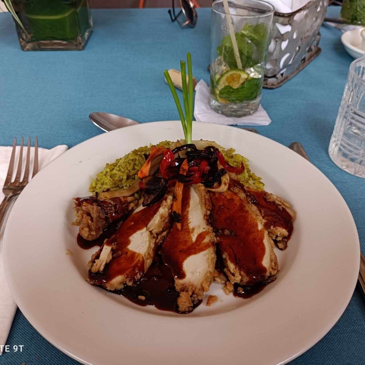 Pechuga de pollo con pepita de marañón, arroz verde y salsa de tamarindo