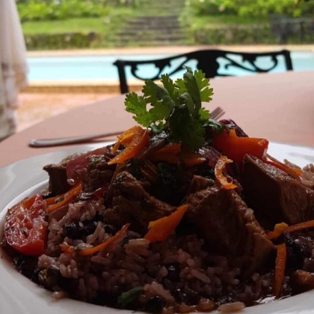 Tacu Tacu estilo panameño con lomo saltado, arroz con guandú y puerco