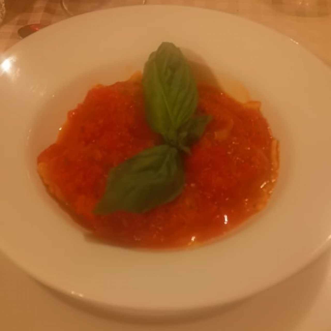 Ravioli vegano rellenos de "quesillo de Casa Planta" con salsa pomodoro