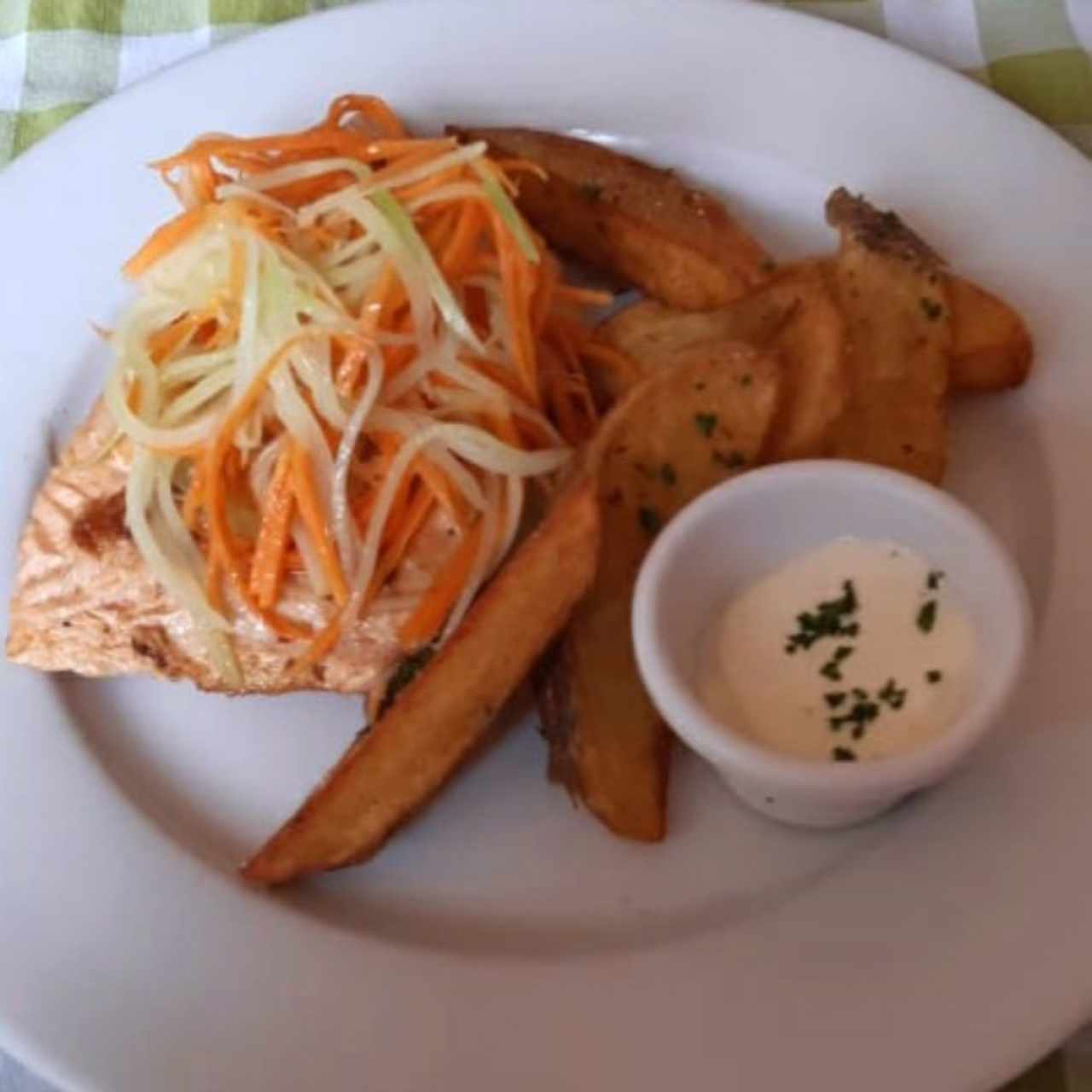 Salmon en mantequilla de soya, zanahoria y puerro con papas fritas