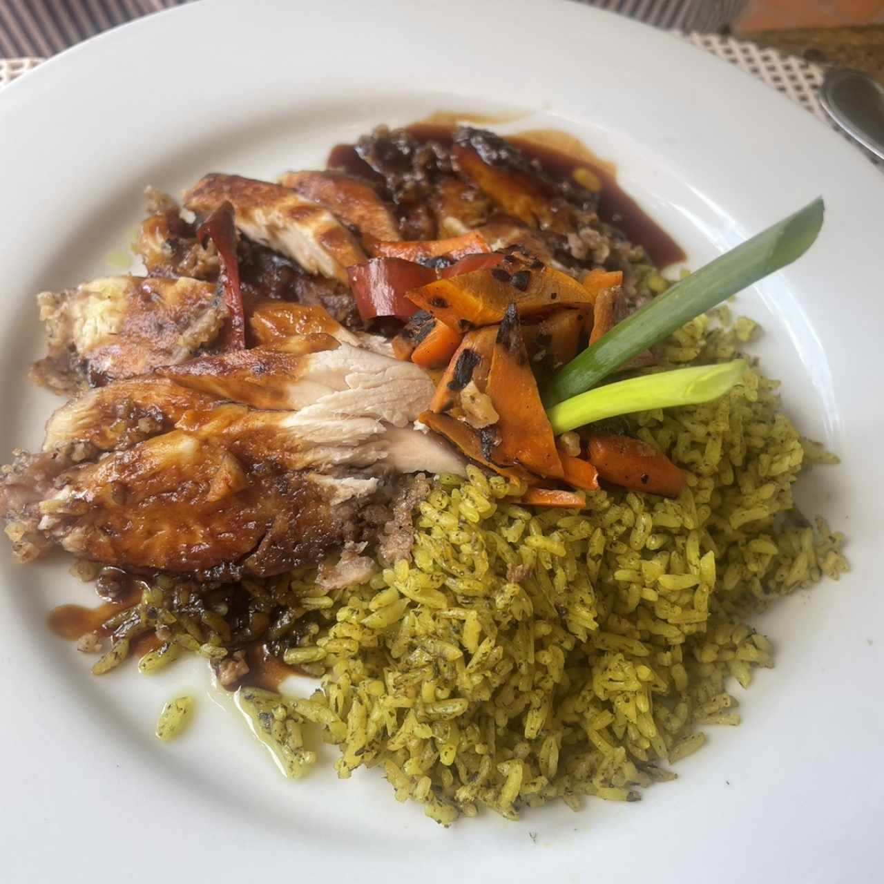 Pechuga de pollo con pepita de marañón, arroz verde y salsa de tamarindo
