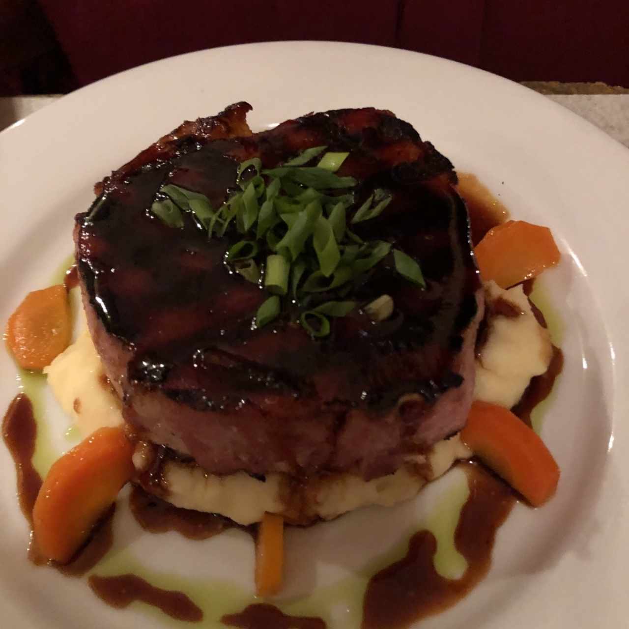 Chuleta de cerdo ahumada a la grilla con miel de caña dulce y puré de ñame