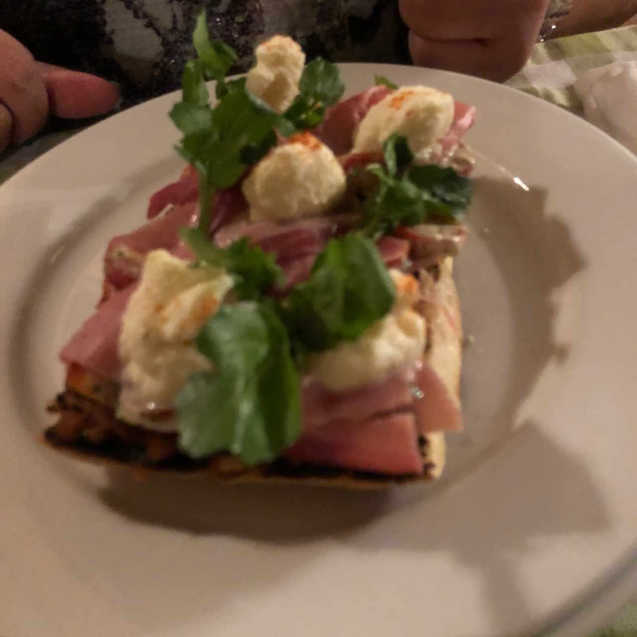 Bruschetta con tomates cherry, ricotta ahumada, brotes de berro y prosciutto (opcional)