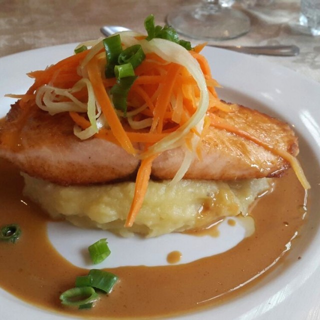 Salmon con mantequilla de soya , zanahoria y puerro