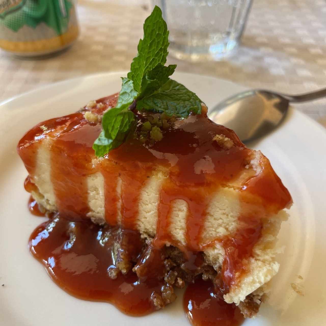 Cheesecake con costra de pepita y salsa de guayaba