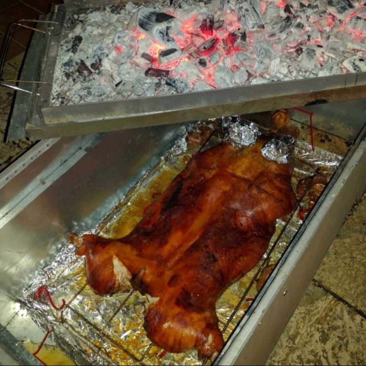 Lechón asado en caja china , por pedido !